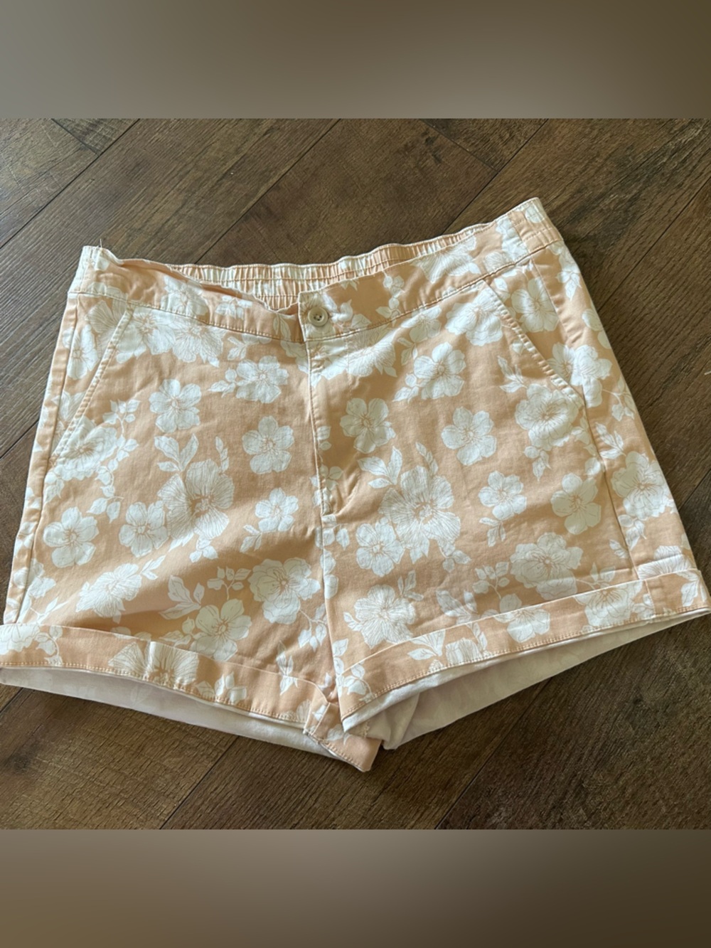 JACHS Girlfriend beige and cream Floral Shorts